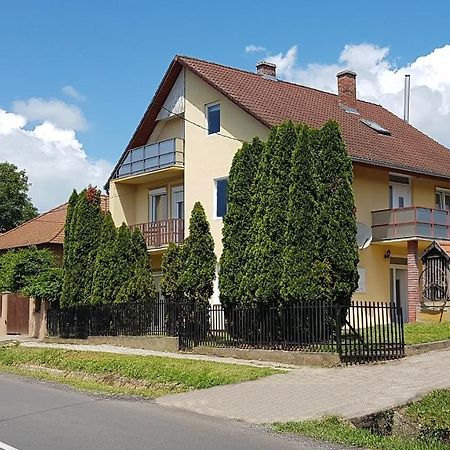 Grosses Ferienhaus Plattensee Balaton - Nyaralo Haz 6 Szobaval, 5 Fuerdoszobaval, 3000 Nm Apartment Szolad Ngoại thất bức ảnh
