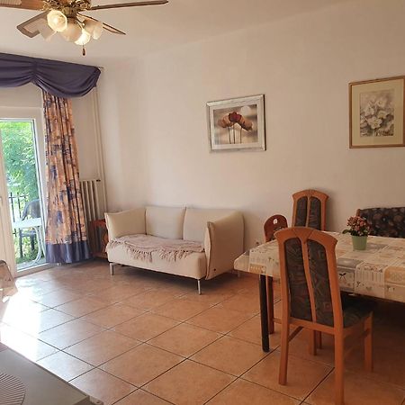 Grosses Ferienhaus Plattensee Balaton - Nyaralo Haz 6 Szobaval, 5 Fuerdoszobaval, 3000 Nm Apartment Szolad Ngoại thất bức ảnh