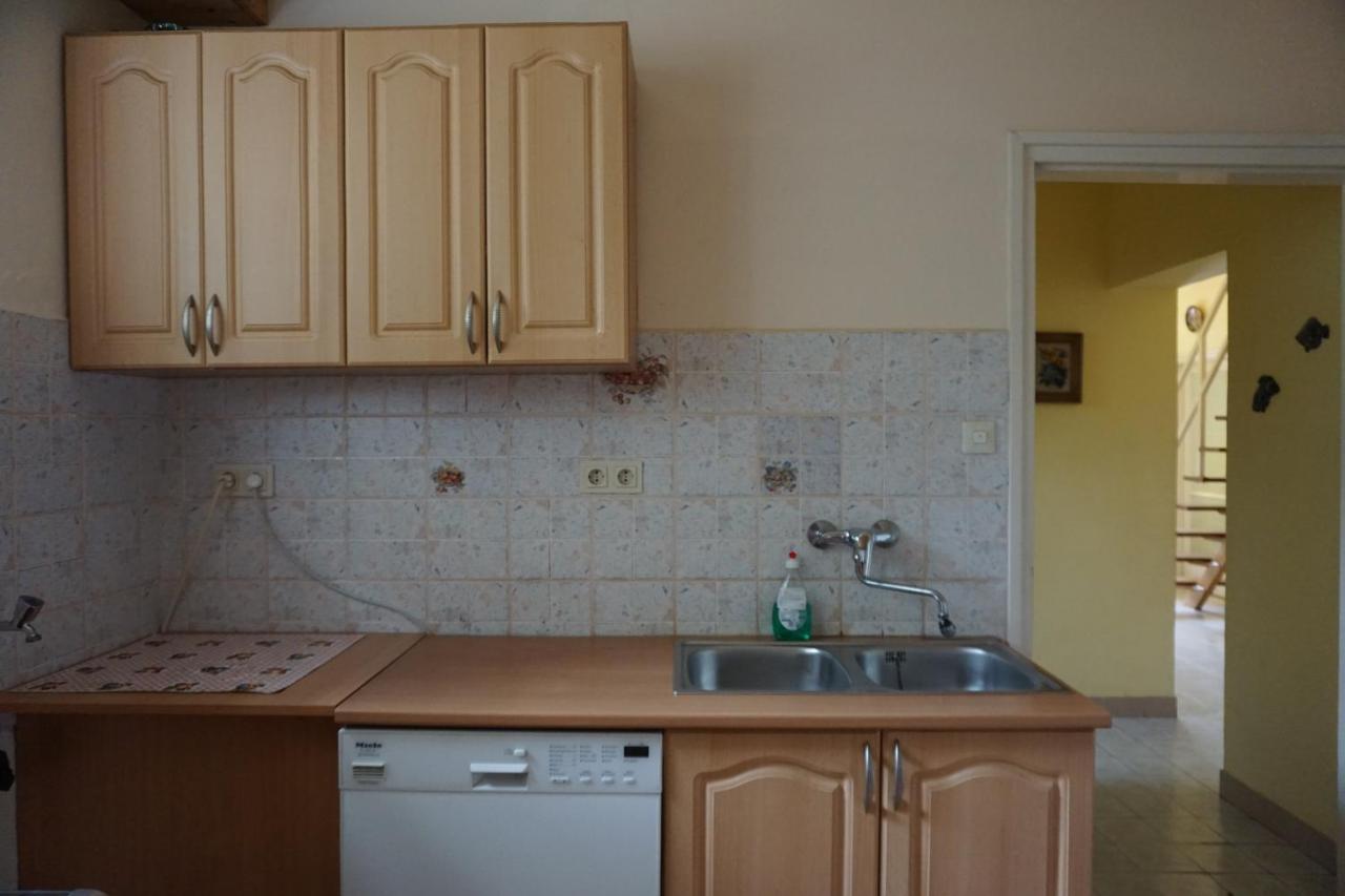 Grosses Ferienhaus Plattensee Balaton - Nyaralo Haz 6 Szobaval, 5 Fuerdoszobaval, 3000 Nm Apartment Szolad Ngoại thất bức ảnh