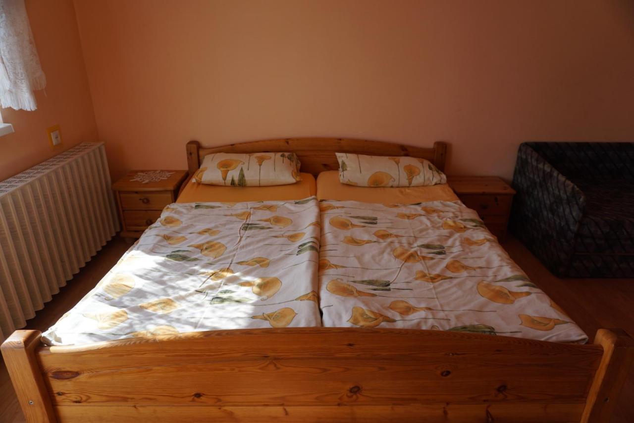 Grosses Ferienhaus Plattensee Balaton - Nyaralo Haz 6 Szobaval, 5 Fuerdoszobaval, 3000 Nm Apartment Szolad Ngoại thất bức ảnh
