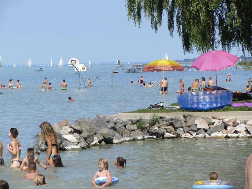 Grosses Ferienhaus Plattensee Balaton - Nyaralo Haz 6 Szobaval, 5 Fuerdoszobaval, 3000 Nm Apartment Szolad Ngoại thất bức ảnh