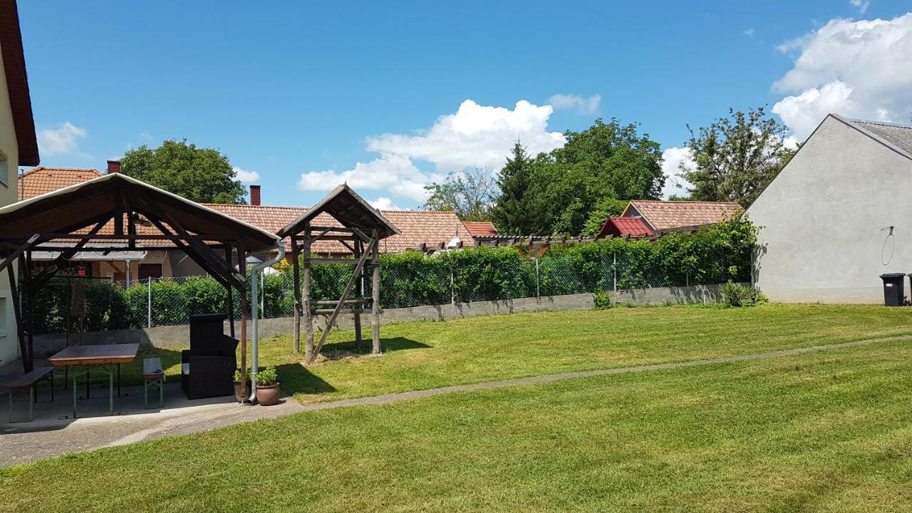 Grosses Ferienhaus Plattensee Balaton - Nyaralo Haz 6 Szobaval, 5 Fuerdoszobaval, 3000 Nm Apartment Szolad Ngoại thất bức ảnh