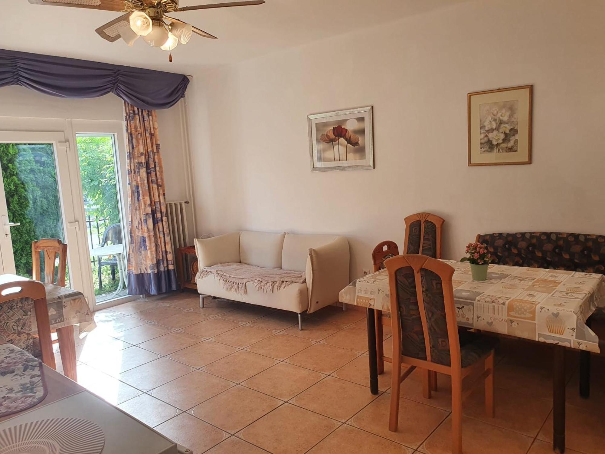 Grosses Ferienhaus Plattensee Balaton - Nyaralo Haz 6 Szobaval, 5 Fuerdoszobaval, 3000 Nm Apartment Szolad Ngoại thất bức ảnh